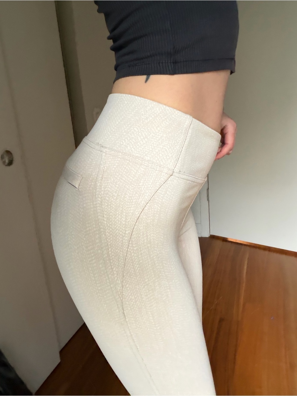 High-Waisted Cream Textured Leggings with Pockets